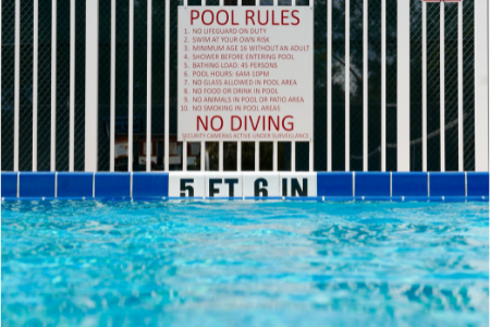 pool safety rules sign on fence